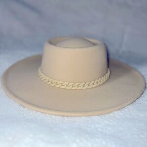 Chic wide brim hat in cream